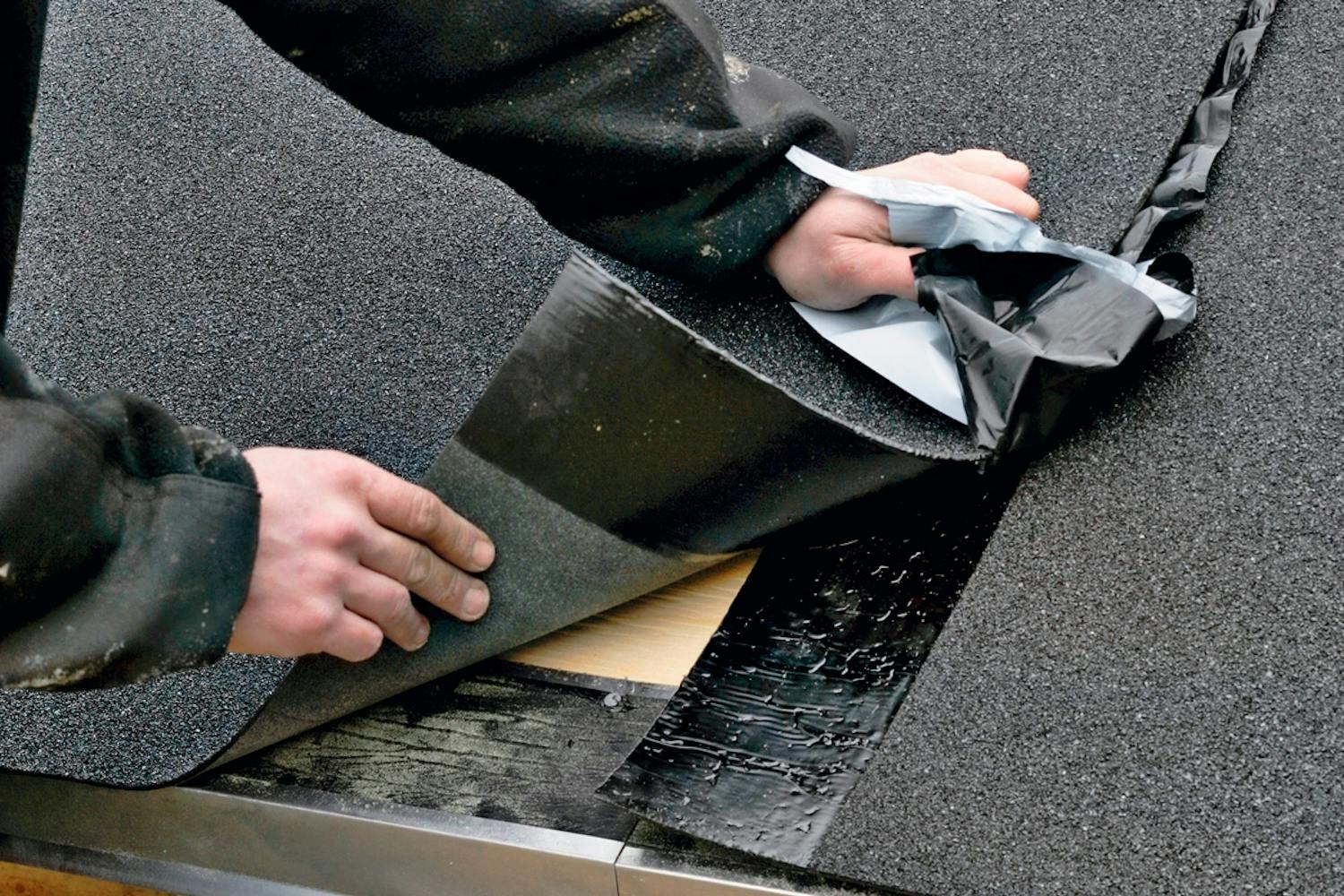 Sen pitää osua kerralla: itseliimautuva huopa